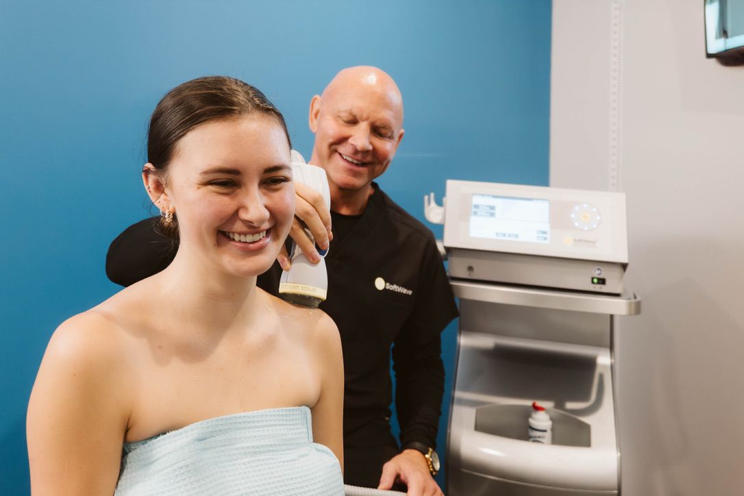 SoftWave shockwave therapy on the shoulder